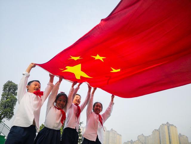 可爱女孩参加宴会